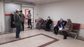 (Özel) Afyonkarahisar’Da Aşı Merkezlerinde Uzun Kuyruklar Oluştu
