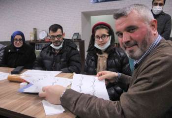 (Özel) Aile Boyu Hüsn-İ Hat Kursu’Na Katılıyorlar
