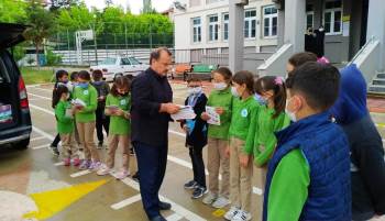 (Özel) Aracıyla 131 Okula 69 Bin Kitap Dağıttı
