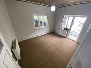 (Özel) Aylardır Bodrum Katında Rutubetli Evde Oturan Kadın Ve Kızı Artık Ferah Bir Evde Oturacak
