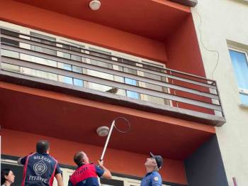 (Özel) Bilecik’Te Bir Evin Balkonundan Mahsur Kalan Kediyi İtfaiye Ekibi Kurtardı
