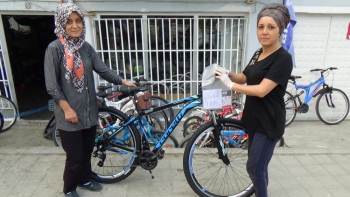 (Özel) Bisiklet Tamircisi Kız Kardeşler
