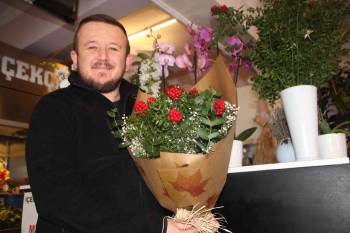 (Özel) Bu Çiçeğin Şans Ve Mutluluk Getireceğini İnanılıyor
