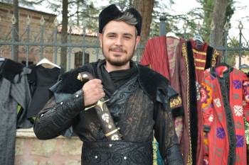 (Özel) Bu Kıyafetleri Giyenlerin Yürüyüşleri Bile Değişiyor
