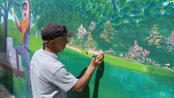 (Özel) Çizdiği Resimlerle Şehre Renk Katıyor
