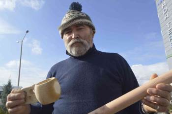 (Özel) Doğada Bulduğu Ağaç Köklerini Bu Hale Getiriyor
