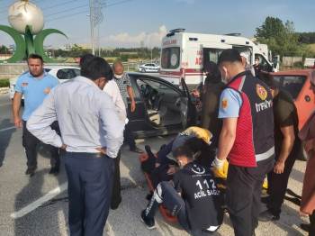 (Özel) Düğün Dönüş Yolunda Trafik Kazası Yaptılar, 2 Yaralı
