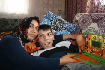 (Özel) Engelli Oğlunun Hayal Ettiği Laptopa Anne Oyuncak Laptopla Karşılık Veriyor
