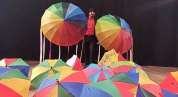 (Özel) Evinin Bodrumunda Üretip Sahnede Uçuruyor
