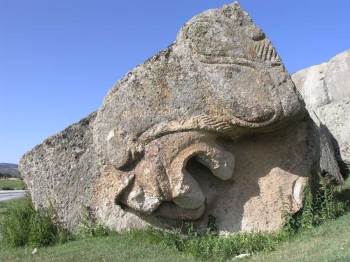 (Özel) Gizemli Frig Vadisinin En Dikkat Çekici Eseri: ‘Yılantaş Kaya Mezarı’
