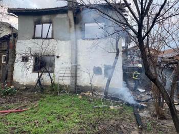 (Özel) İki Katlı Ahşap Evde Çıkan Yangında 94 Yaşındaki Yaşlı Adam Hayatını Kaybetti
