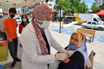 (Özel) İlçe Meydanında Randevusuz Covid-19 Aşısı
