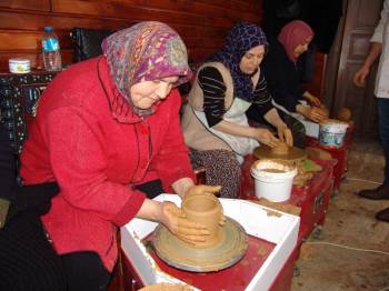 (Özel) Kadınlar Çömlek Yaparken Bir Biriyle Yarışıyor
