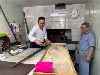 (Özel) Kaymakam Esnafın Israrını Kırmayarak Pide Pişirdi
