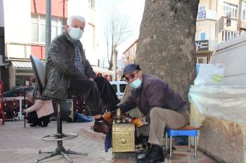 (Özel) Kentte Kalan Son 2 Ayakkabı Boyacısı Kafalarını Sokacak Bir Yer Arıyorlar
