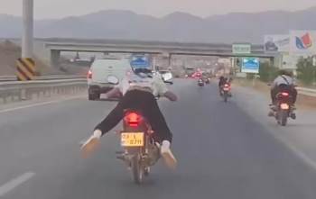 (Özel) Motosikletli Gençlerin Ölümü Hiçe Saydığı Anlar Böyle Görüntülendi
