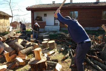 (Özel) Öğrenciler Üşümesin Diye Baltasını Kapan Okul Müdürleri Kampa Koştu
