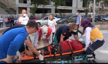 (Özel) Sağlık Çalışanı Yaralı Kadını "Ağlama" Diye Teselli Etti
