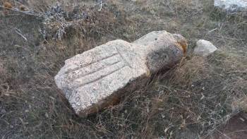 (Özel) Selçuklu Ve Osmanlı Döneminden Kalma Mezarlara Köylüler Sahip Çıktı
