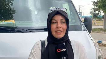 (Özel) Servis Aracına Binen Her Çocuğa Anne Şefkati İle Yaklaşıyor
