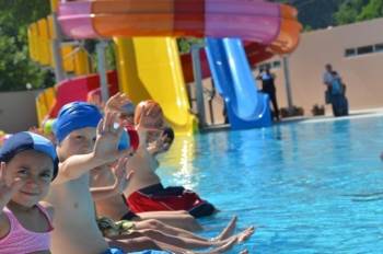 (Özel) Sıcaktan Bunalan Bilecikliler Havuza Akın Etti
