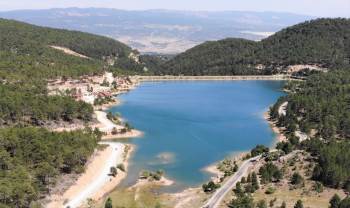 (Özel) Tahtalı Göleti, Mavi Ve Yeşilin Buluştuğu Manzarasıyla Görenleri Büyülüyor
