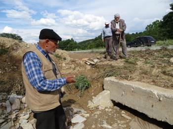 (Özel) Tıkanan Menfez Yüzünden Ekili Arazileri Su Basıyor

