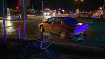 (Özel) Tırın Çarptığı Otomobil Savrulup Bisikletini Tamir Eden Adama Çarptı
