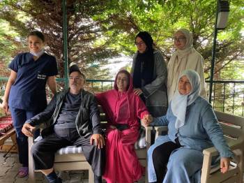 (Özel) Ünlü Sanatçı Yıldız Tilbe Sıfır Makyaj Ve Gündelik Kıyafetler İle Mini Konser Verdi
