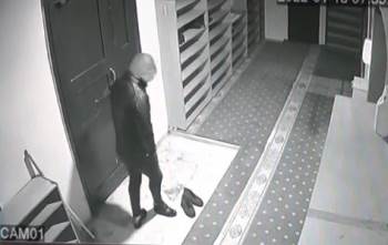 (Özel) Yazlık Ayakkabılarla Camiye Geldi, Kışlık Botla Çıktı
