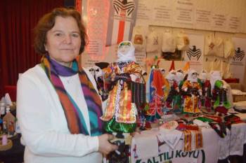 (Özel) Yörelerinin Tarihi Kıyafetlerini Bez Bebeklere Nakşediyorlar
