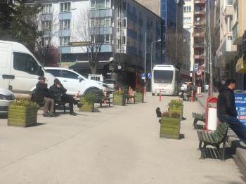 "Sağlığınız İçin Lütfen Oturmayın" Yazısına Aldırış Etmeden Oturmaya Devam Ettiler
