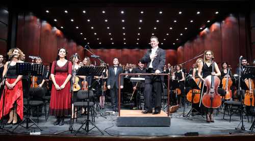 "Sarı Zeybek Senfonisi" sahnelendi