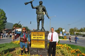 “Simav Zeybeği Anıt Heykeli” Törenle Açıldı
