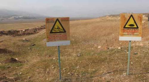 "Suya girmek yasaktır" yazısı var, su yok