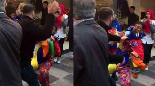 "Tipini beğenmedim" diyerek palyaçoya saldırdı!