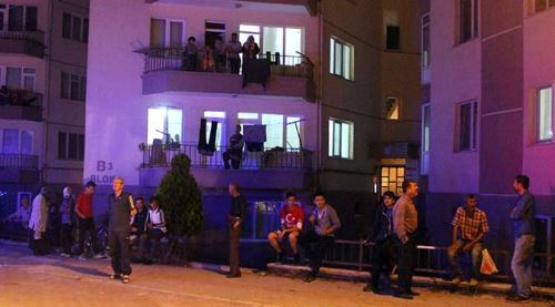 "Yardım edin" diye bağırıp mahalleyi sokağa döktü 