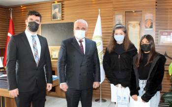 “Yazıyorum Çiziyorum “ Etkinliğine Katılan Öğrencilere Ödülleri Verildi
