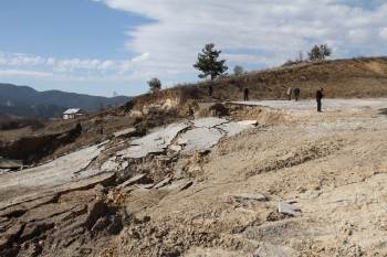 "Yol Kapanmadan Heyelan Bölgesine Müdahele Edilecek"
