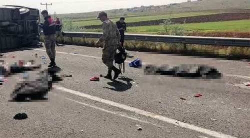 1 Mayıs kutlamasına giden işçilerin otobüsü kaza yaptı