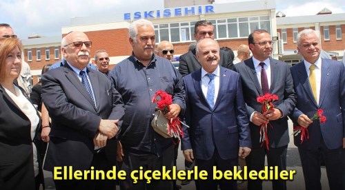 10 bininci yolcuya çiçekli karşılama