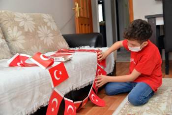 10 Yaşındaki Umut Evini Süslemek İçin Türk Bayrağı Ve Balon İstedi
