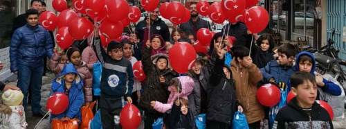 100 çocuğun yüzünü güldürdüler...