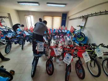 100 Yıl Anısına Ter Döktüler, Kazanan Öğrencilere Bisiklet Hediye Edildi
