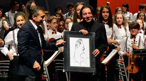 105 çocukla aynı sahneyi paylaştı