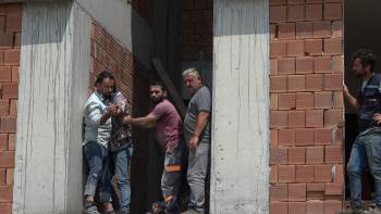 11 Kattan Düşerek Ölen Babasının Başında Gözyaşları Döktü
