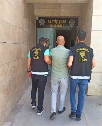 12 Suç Kaydı Bulunan Ve 8 Yıl 8 Ay Hapis Cezasıyla Aranan Şahsı Polis Yakaladı
