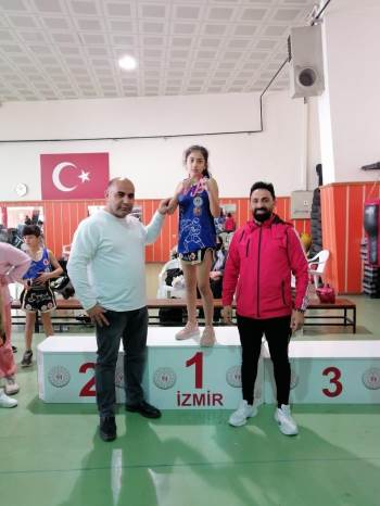 12 Yaşındaki Küçük Kız Memleketine Şampiyon Olarak Döndü
