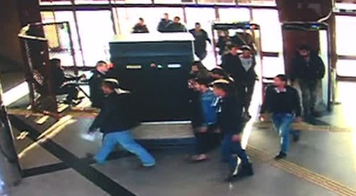 13 kişi zabıta karakolunu bastı