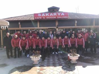 1308 Osmaneli Belediye Sporlu Futbolcular Kahvaltıda Bir Araya Geldi
